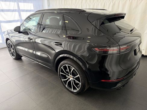 Certified 2023 Porsche Cayenne Turbo image 3