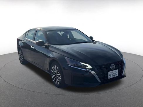 Used 2025 Nissan Altima 2.5 SV image 3