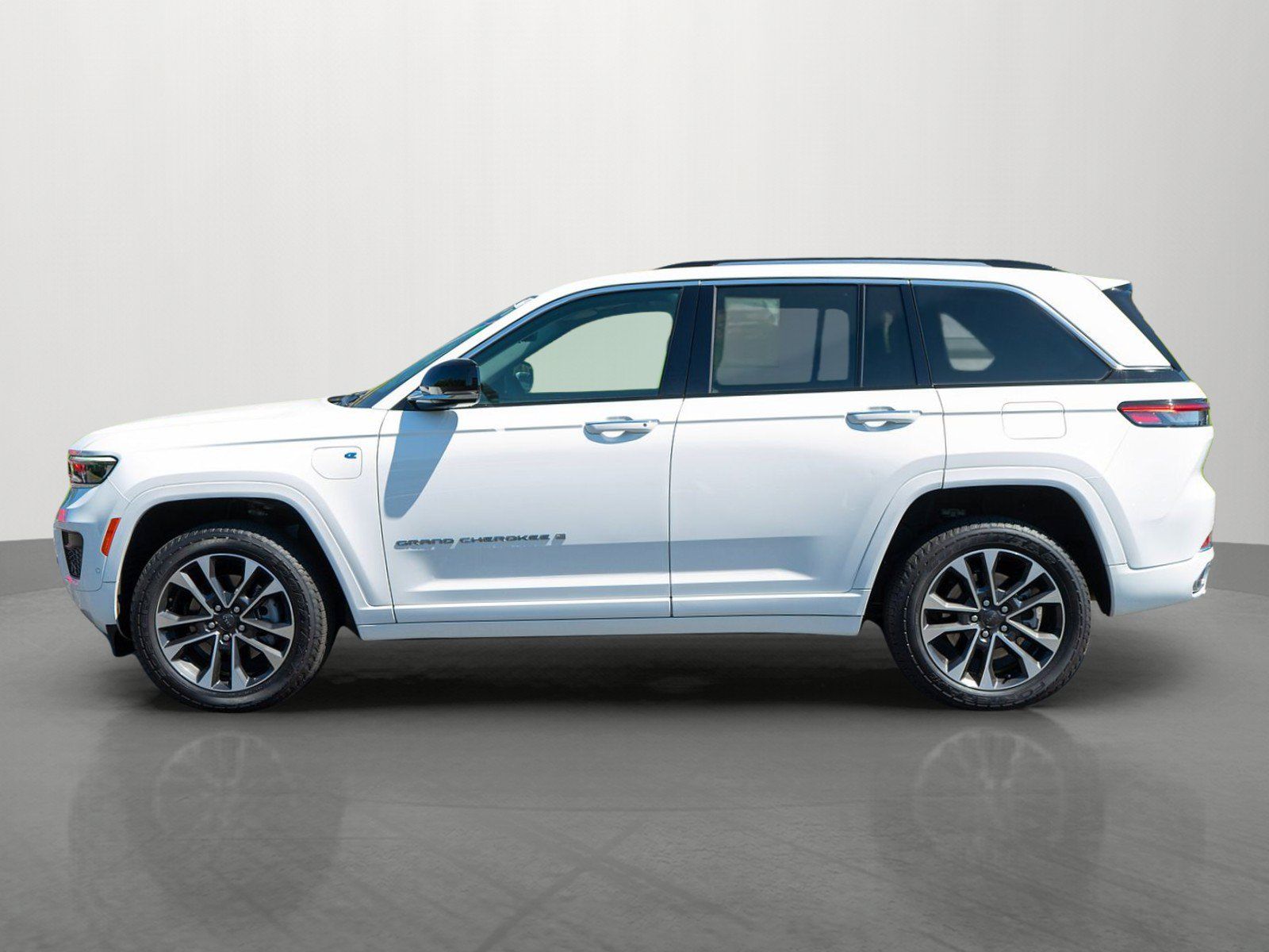 Used 2022 Jeep Grand Cherokee Overland w/ Luxury Tech Group IV AWD/4WD image 4