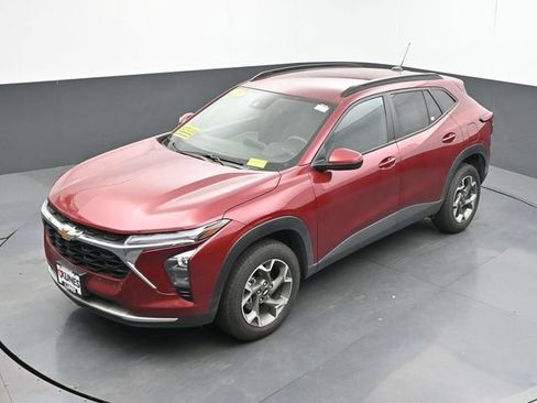 Used 2025 Chevrolet Trax LT FWD image 17
