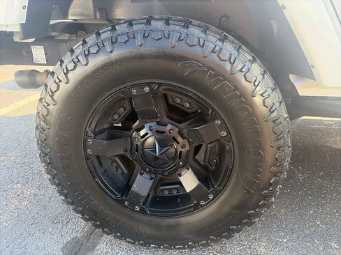 Used 2017 Jeep Wrangler Unlimited Sahara w/ Connectivity Group AWD/4WD image 8
