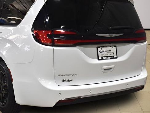 Certified 2023 Chrysler Pacifica Touring-L FWD image 37