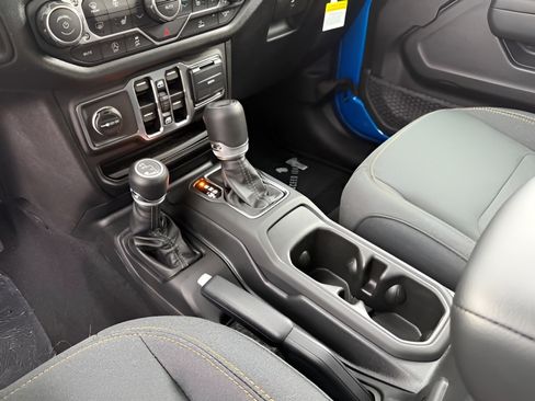 Used 2025 Jeep Gladiator Sport AWD/4WD image 25