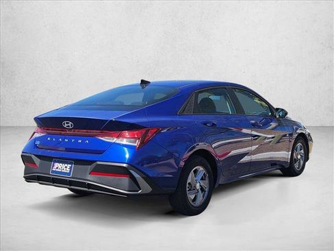 Used 2025 Hyundai Elantra SE FWD image 5