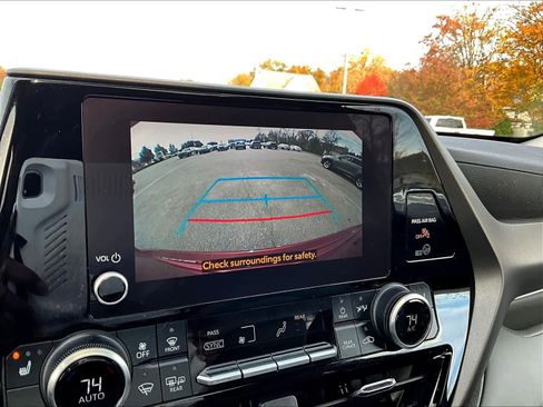Used 2023 Toyota Highlander XLE image 20