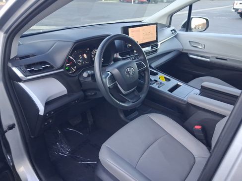 Used 2025 Toyota Sienna XLE FWD image 9
