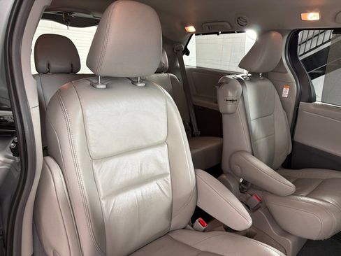 Used 2016 Toyota Sienna XLE w/ XLE Navigation Package FWD image 20