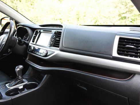 Used 2017 Toyota Highlander XLE FWD image 23