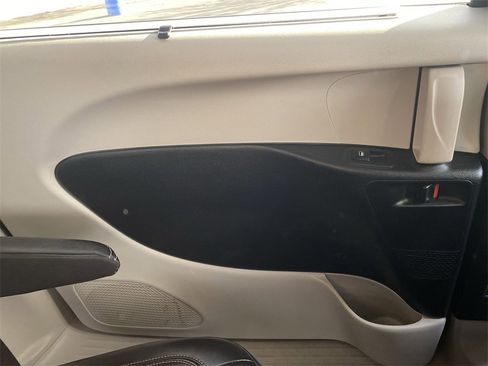 Used 2023 Chrysler Pacifica Touring-L image 27