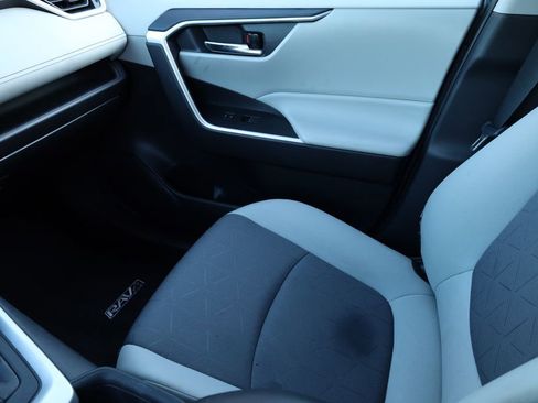 Used 2022 Toyota RAV4 XLE w/ Convenience Package image 11