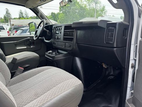 Used 2017 Chevrolet Express 4500 RWD image 15