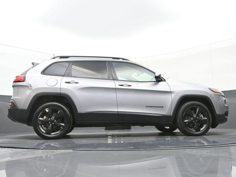Used 2018 Jeep Cherokee Latitude w/ Altitude Package FWD image 39