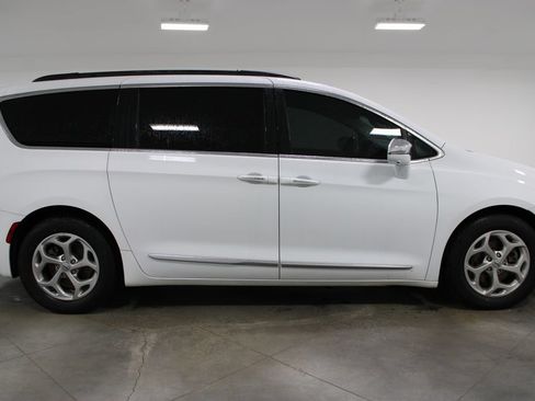 Used 2022 Chrysler Pacifica Limited FWD image 12