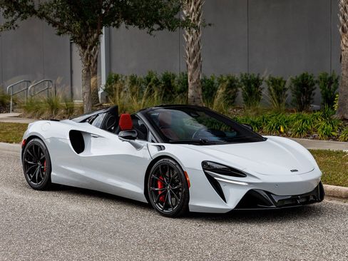 Used 2025 McLaren Artura Spider image 1