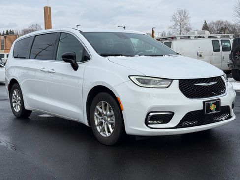 Used 2025 Chrysler Pacifica Select image 10