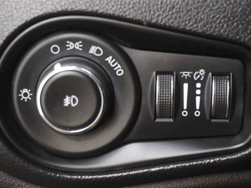 Used 2017 Jeep Renegade Altitude AWD/4WD image 26