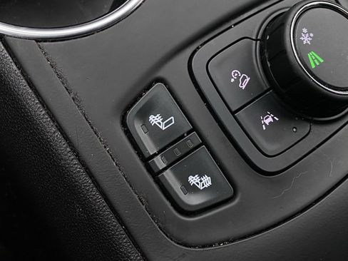 Used 2024 GMC Terrain SLE w/ Driver Convenience Package image 18