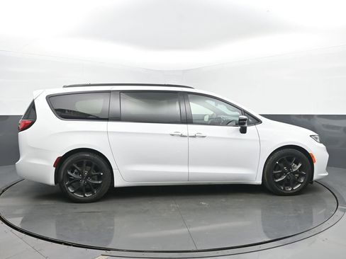 Used 2025 Chrysler Pacifica Limited image 6