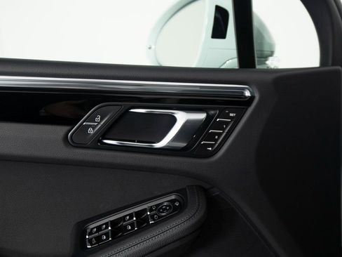 Certified 2025 Porsche Macan image 20