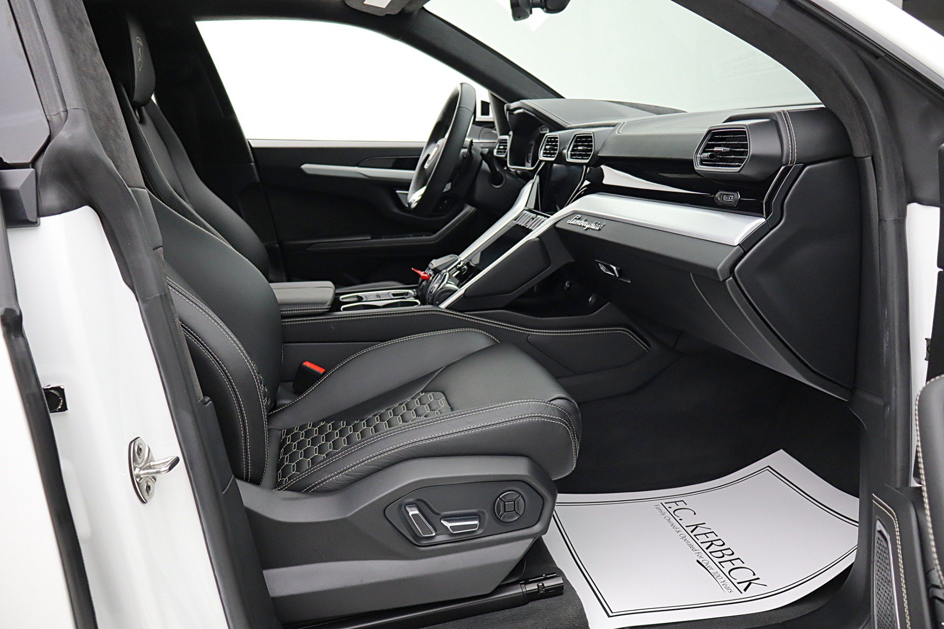Used 2020 Lamborghini Urus AWD/4WD image 29