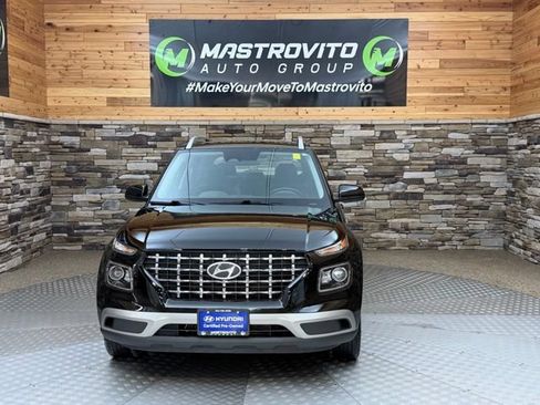 Used 2023 Hyundai Venue SEL FWD image 3