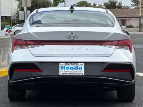Used 2025 Hyundai Elantra Limited FWD image 10