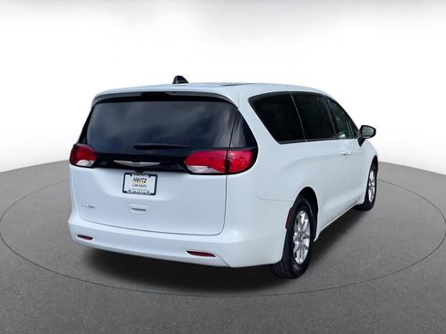 Used 2023 Chrysler Voyager LX image 12