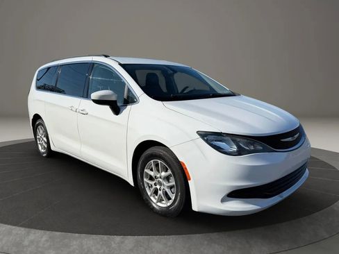 Used 2020 Chrysler Voyager Lxi FWD image 2