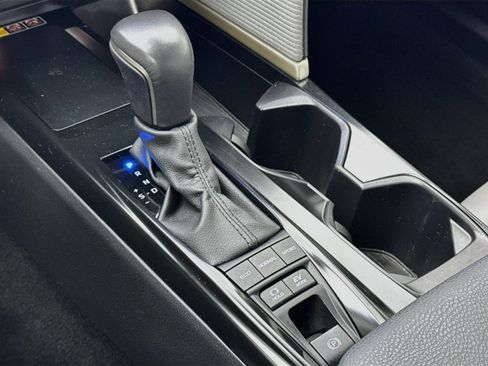 Used 2025 Toyota Camry SE AWD/4WD image 16