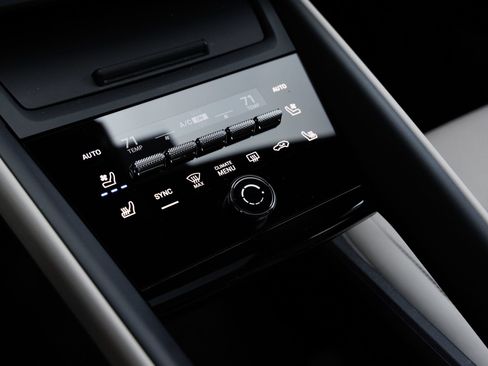 Certified 2025 Porsche Macan 4S Electric AWD/4WD image 22