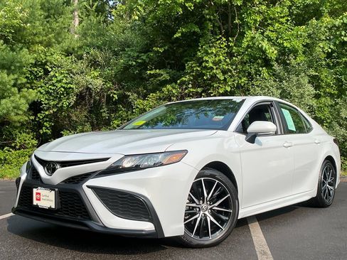 Used 2024 Toyota Camry SE w/ Cold Weather Package AWD/4WD image 1