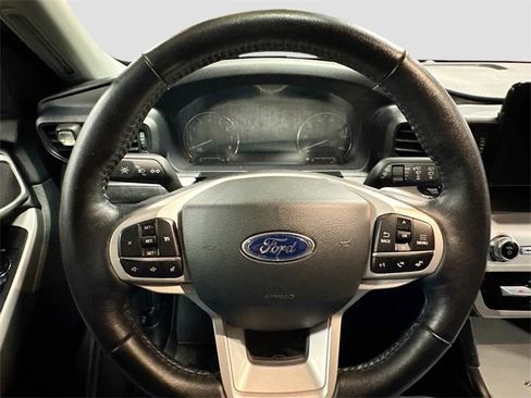 Used 2022 Ford Explorer XLT image 11