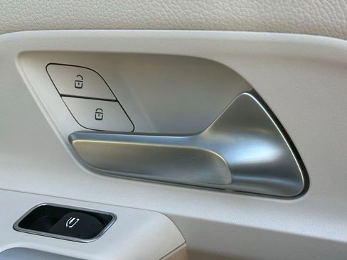 Used 2023 Mercedes-Benz GLB 250 4MATIC w/ Premium Package image 33