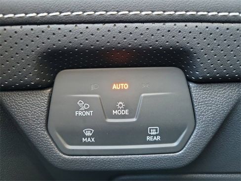 Certified 2025 Volkswagen Atlas SE image 32