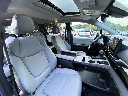 Used 2025 Toyota Sienna XLE FWD image 20