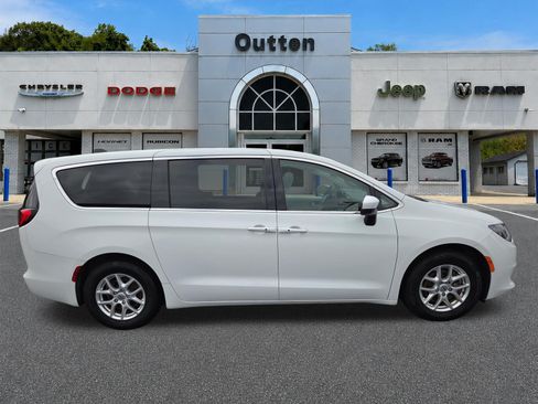 Certified 2022 Chrysler Voyager LX FWD image 2