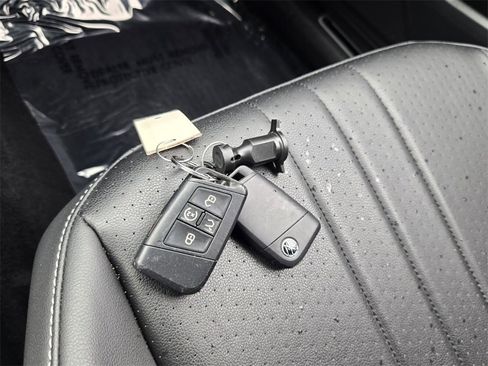 Used 2023 Volkswagen Tiguan SE R-Line image 20