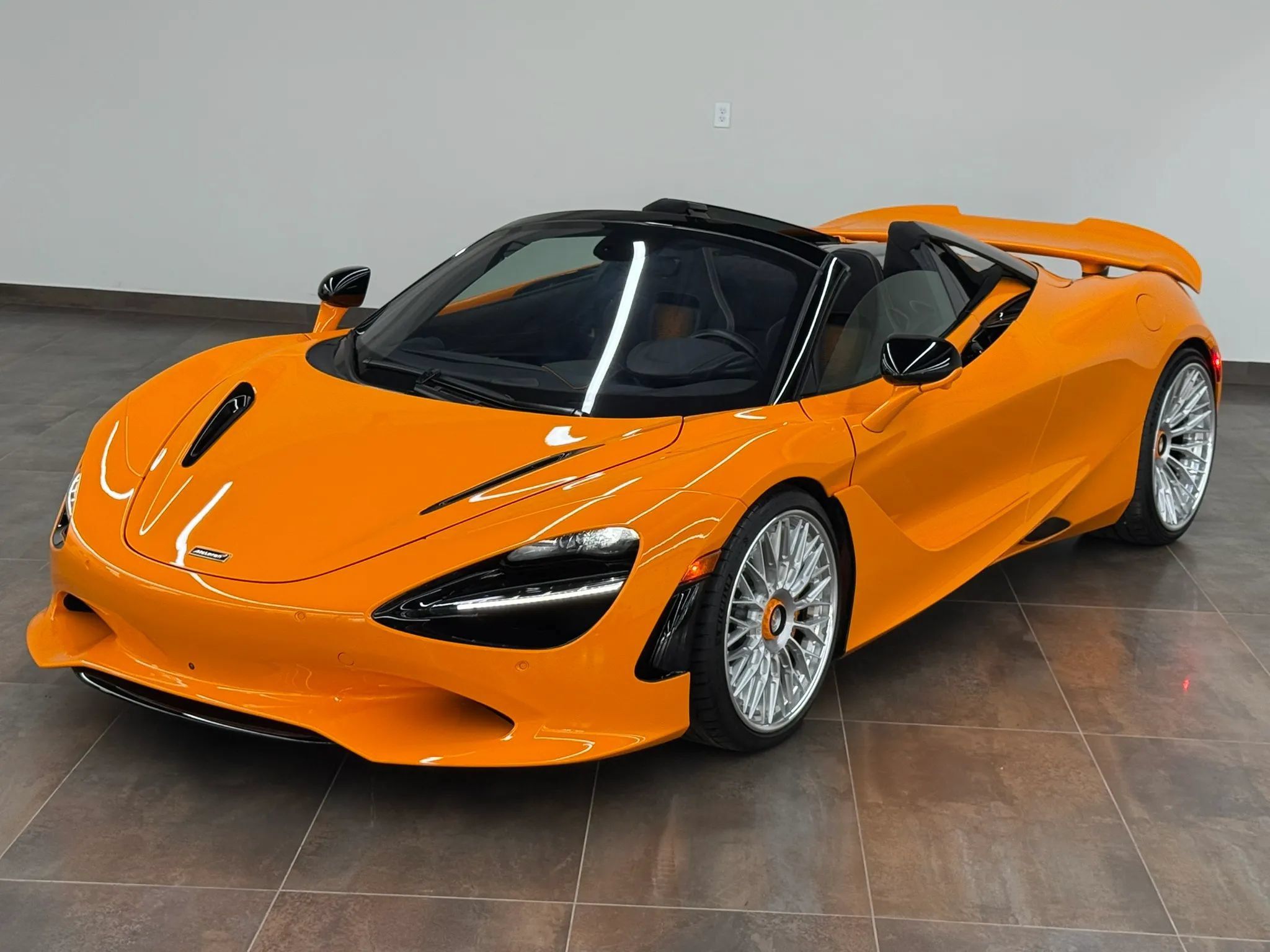 Used 2025 McLaren 750S Spider RWD image 24