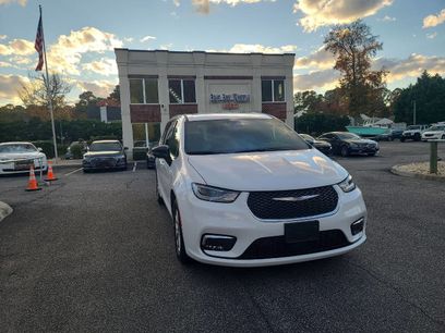 Used 2025 Chrysler Pacifica Select