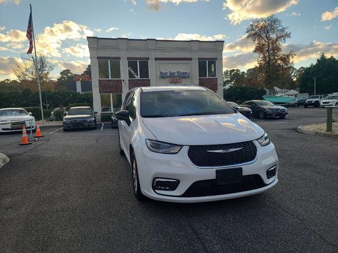 Used 2025 Chrysler Pacifica Select image 1