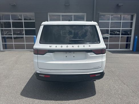 Used 2024 Jeep Wagoneer L Series II w/ Flexible Seating Group RWD image 3