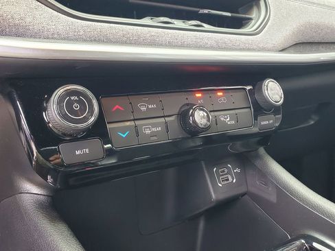 Used 2023 Jeep Compass Latitude AWD/4WD image 29