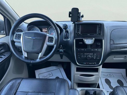 Used 2014 Chrysler Town & Country Touring FWD image 18