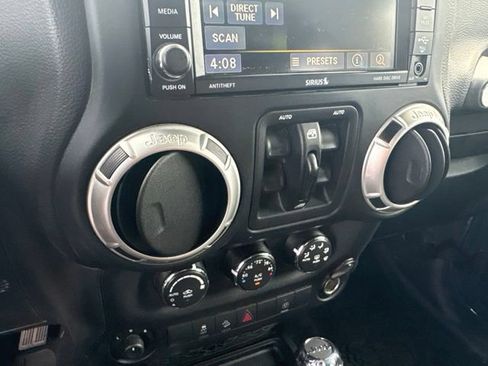 Used 2017 Jeep Wrangler Unlimited Sahara w/ Connectivity Group AWD/4WD image 23