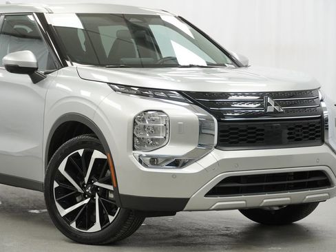 Used 2024 Mitsubishi Outlander SE image 3