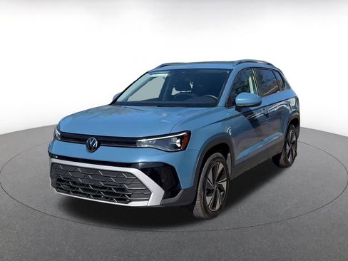 Used 2025 Volkswagen Taos SE image 4