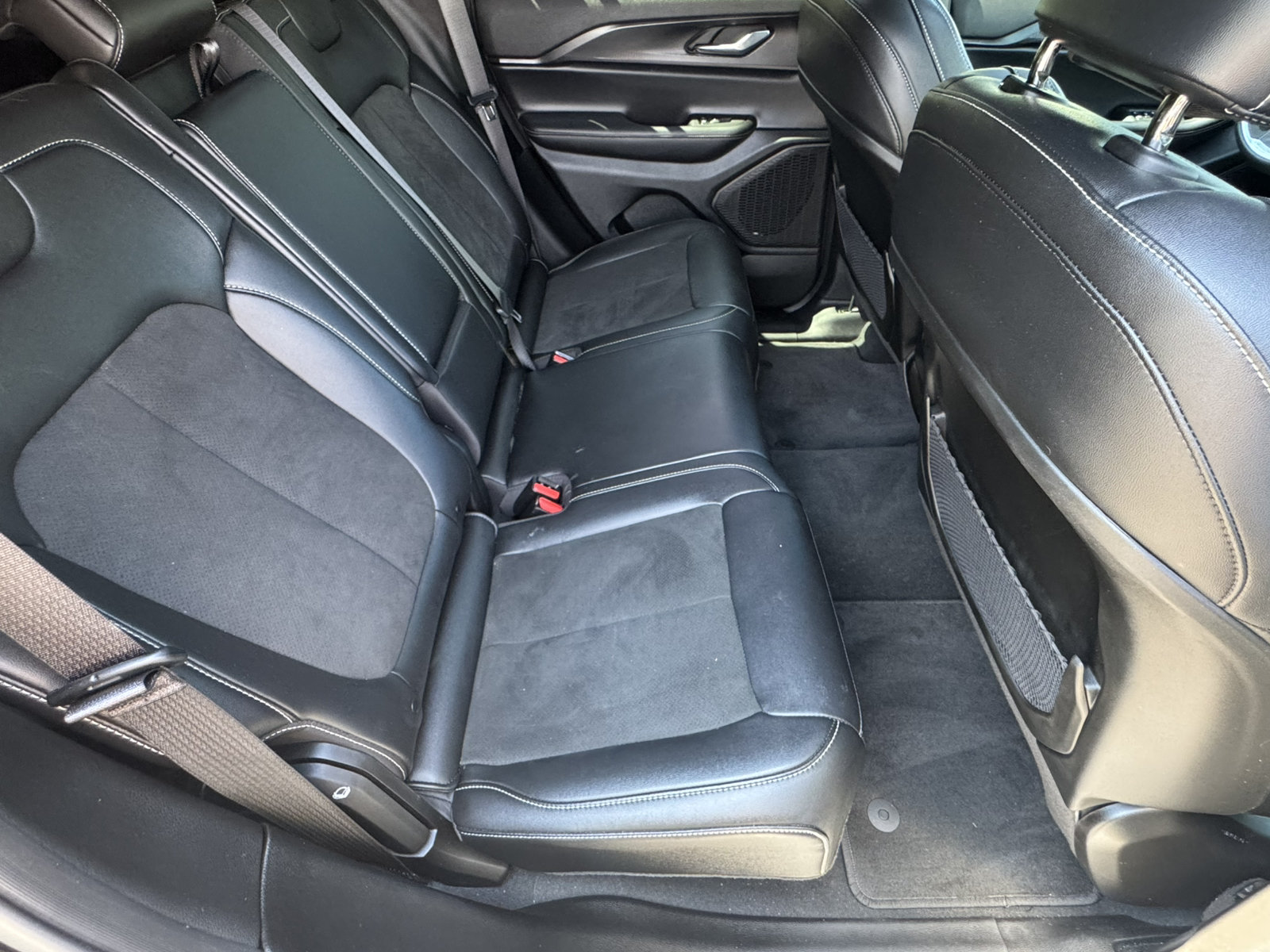 Certified 2025 Jeep Grand Cherokee Altitude AWD/4WD image 18