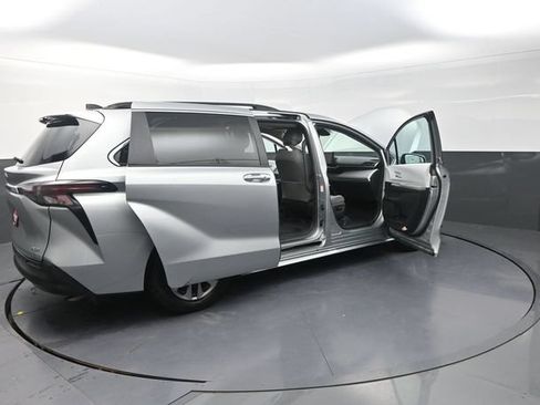 Used 2025 Toyota Sienna XLE FWD image 44