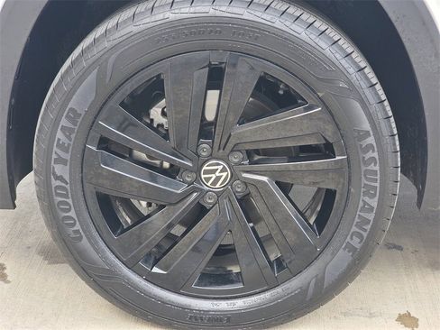 Used 2023 Volkswagen Atlas Cross Sport SE w/ Panoramic Sunroof Package image 9