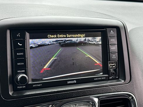 Used 2016 Chrysler Town & Country Touring FWD image 20